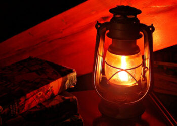 Pelita Bercahaya dalam Kegelapan