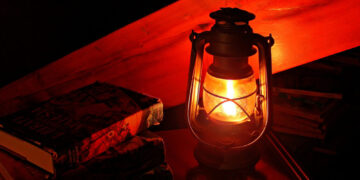 Pelita Bercahaya dalam Kegelapan