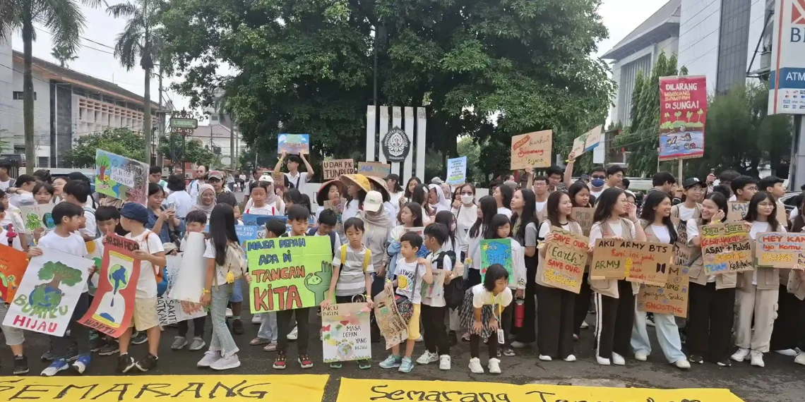 Foto Warga Semarang Gelar Aksi Jeda untuk Iklim