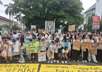 Foto Warga Semarang Gelar Aksi Jeda untuk Iklim